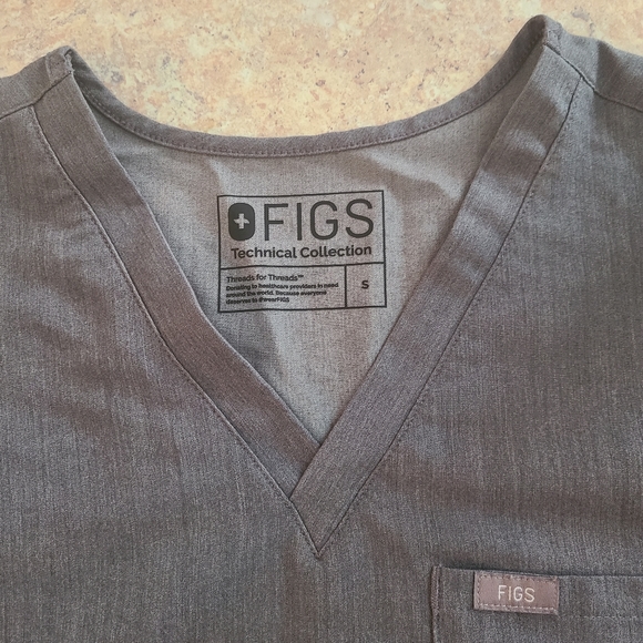 Figs Technical Collection Light Gray Scrub Top in Size Small - Picture 5 of 7